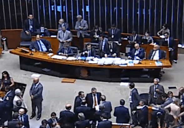 Flamengo desvia atenção na TV e deputados federais tiram direitos dos trabalhadores (assista)
