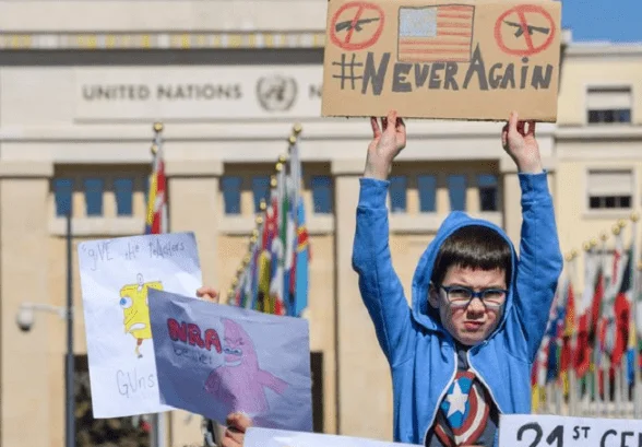 Enfim, povo norte-americano marcha contra liberação de armas no país (f)