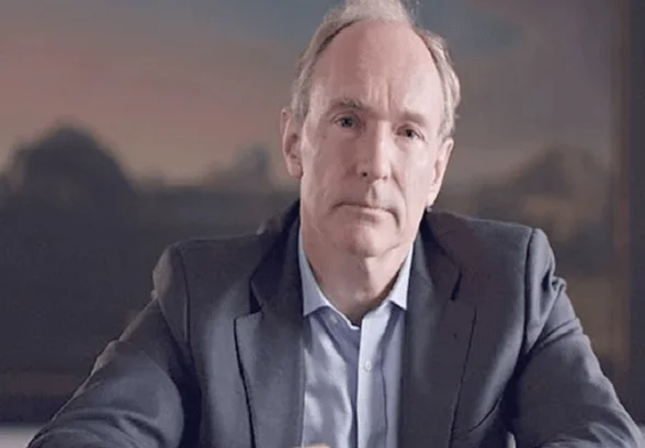 Inventor da internet: só o estado para corrigir abusos dos facebooks da vida