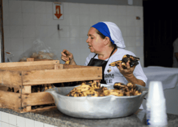 Famílias recebem assistência em saúde em escolas estaduais preparadas para abrigo