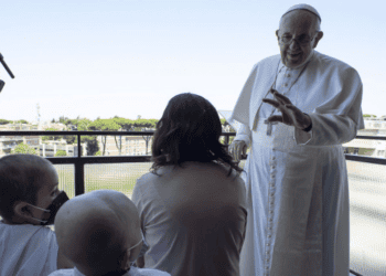 Papa Francisco se recupera bem e permanecerá em observação no hospital