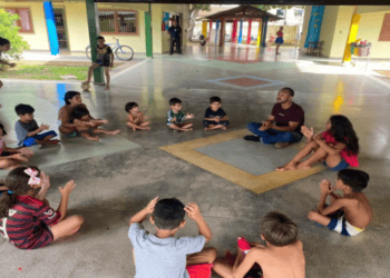 Equipes de educação ambiental ajudam a entreter crianças com brincadeiras lúdicas nos abrigos