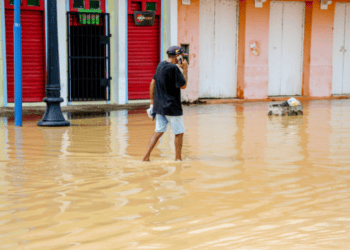 Alerta estadual sobre risco de leptospirose pós-alagação