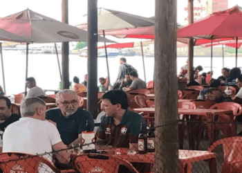 Foto do Diniz em restaurante na praia de Fortaleza viraliza