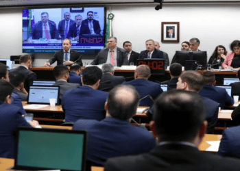 Deputados se envolvem em confusão durante audiência com Dino na Câmara