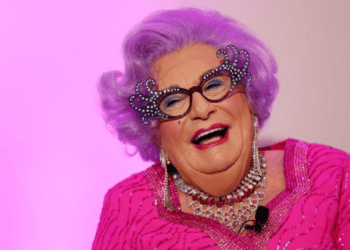 Morre intérprete da drag Dama Edna (Barry Humphries)📹