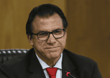 Desemprego deve diminuir, diz ministro à CNN; assista