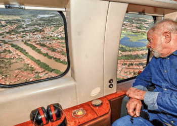 Lula sobrevoa áreas atingidas pela chuva no Maranhão📹