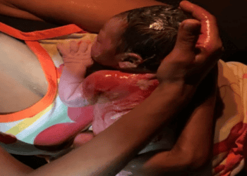 Parto em carro de aplicativo: mulher dá à luz