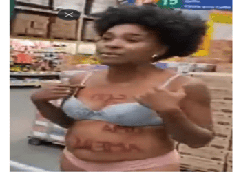 Professora despe-se em protesto contra racismo📹