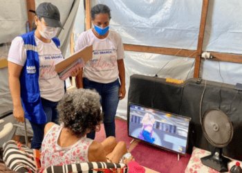 Panfletagem da Casa Rosa Mulher alerta sobre violência