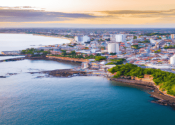 Ex-ministro lança livro em Salvador; assista