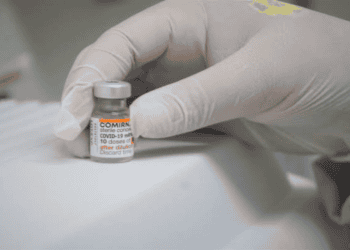 Ministério da Saúde alerta: vacinas contra Covid-19 não causam ataques cardíacos