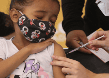 Estudo alerta para atrasos na vacinação infantil; assista