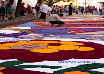 Tapete de Corpus Christi é montado na Esplanada dos Ministérios