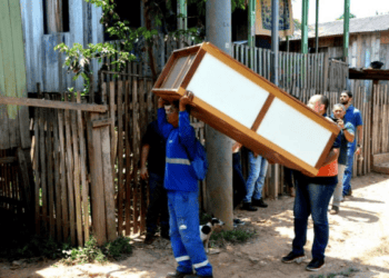 Famílias que perderam tudo na alagação em março recuperam móveis e eletrodomésticos em um gesto inédito da Prefeitura