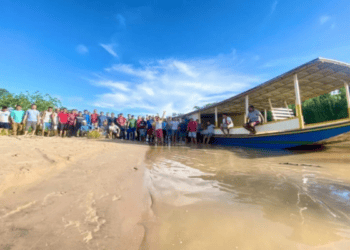 Confira o vídeo: comunidade no Jordão, Acre, une forças para colocar balsa de 15 toneladas no rio Tarauacá