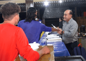 Pref. vai direto do aeroporto ao Parque de Exposições verificar atendimento às famílias