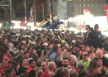 Pça da Revolução: 2ª noite de Carnaval em Rio Branco atrai multidão para folia