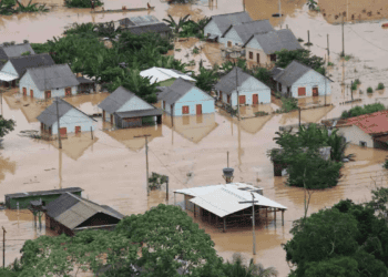 30 pacientes de hemodiálise atravessaram em canoas de Epitaciolândia para Brasiléia para seguir tratamento