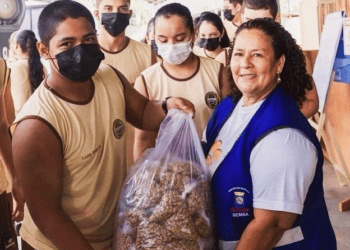 Alunos do CMET ajudam famílias com arrecadação solidária