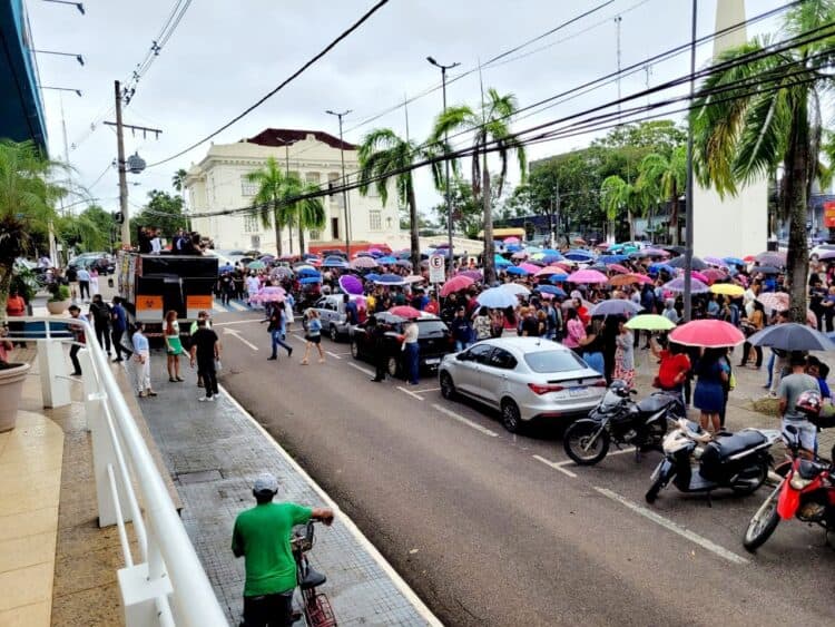 Greve: Professores protestam debaixo d’água em frente ao Palácio 📹