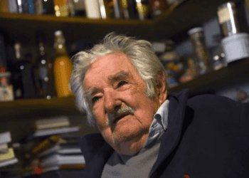 Pepe Mujica enfrenta tumor no esôfago, mas mantém fé na vida