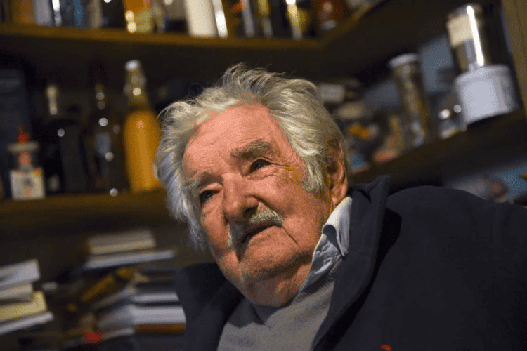 Pepe Mujica enfrenta tumor no esôfago, mas mantém fé na vida