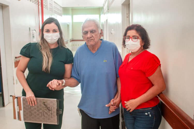 Novo olhar: ‘o que mais sinto saudade é de ler’, diz paciente após cirurgia na Fundhacre