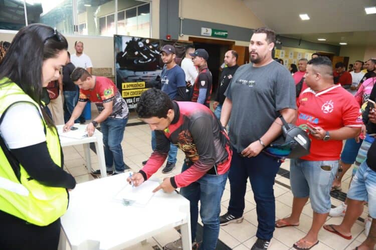 Inédito: Governo entrega capacetes a motoentregadores de Rio Branco