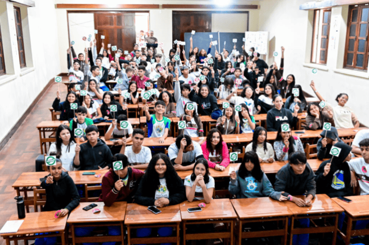 Dinâmica no Colégio Acreano alerta sobre perigos do tabaco