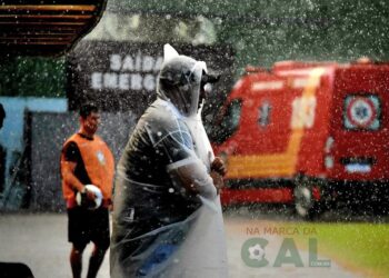 Técnico do São Raimundo faz sucesso com capa de chuva