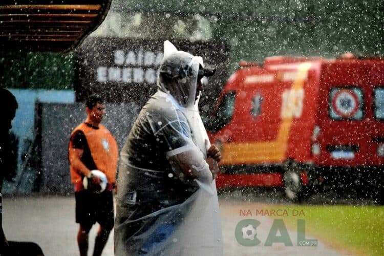 Técnico do São Raimundo faz sucesso com capa de chuva