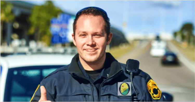 Polícia com câmeras nos uniformes e terapia online