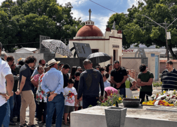 Prefeito Bocalom comparece ao enterro do ex-prefeito Isnard Leite