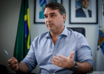 Bolsonaro nega receber dinheiro de Neymar, mas desconfiança aumenta
