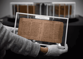 Livro milenar é leiloado por R$ 20 milhões em Londres