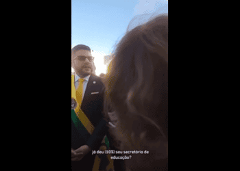 Aposentados da Educação cobram e constrangem governador em solenidade (assista)