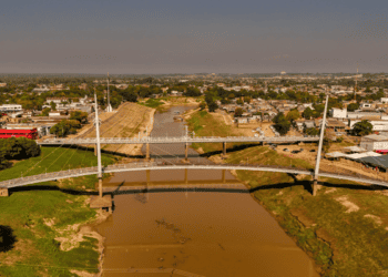 Passarela Joaquim Macedo interditada por risco estrutural