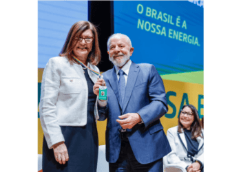 Magda Chambriard recebe crachá de presidenta da Petrobras