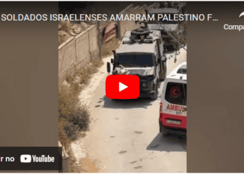 Soldados israelenses amarram palestino ferido em capô de jipe militar