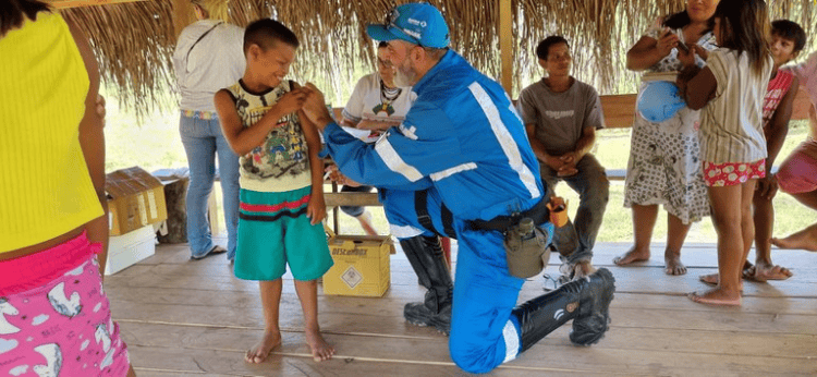 Missão do SUS vacina 548 indígenas contra influenza em Assis Brasil