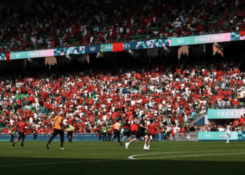 Invasão e impasse na abertura do futebol masculino em Paris📷