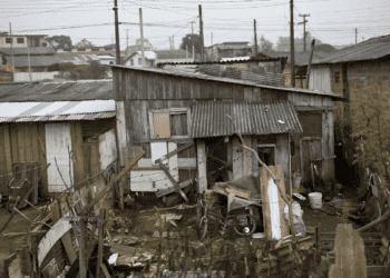 Residências improvisadas no Acre: IBGE conta 518, governo responde com 110 casas