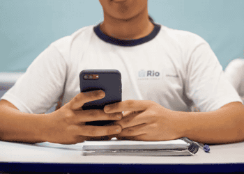 O que sabemos sobre o uso (e a proibição) de celular nas escolas