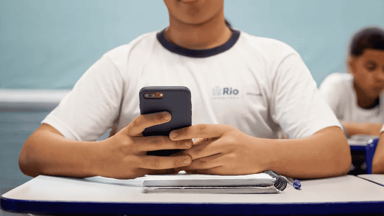 O que sabemos sobre o uso (e a proibição) de celular nas escolas