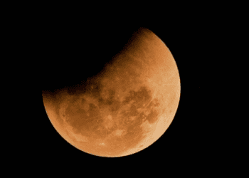 Eclipse parcial da Lua: Ao vivo com a astrônoma Josina Nascimento