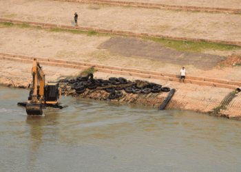 O Rio Acre virou o quê??? Limpeza arrasta 600 pneus