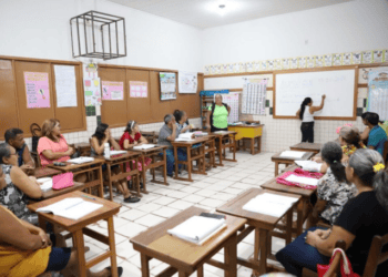 Programa Alfabetiza EJA já atendeu mais de 2,4 mil alunos no Estado