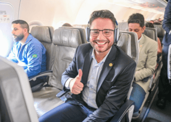 A sagacidade do gov. GladsonC que voou pra casa no voo inaugural da Azul 📹